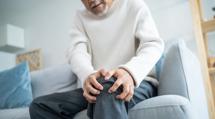 man with knee pain